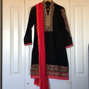 Black and red DESI tunic top and scarf